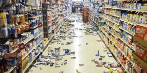 지진으로 슈퍼에 진열된 물건들이 바닥으로 떨어진 모습